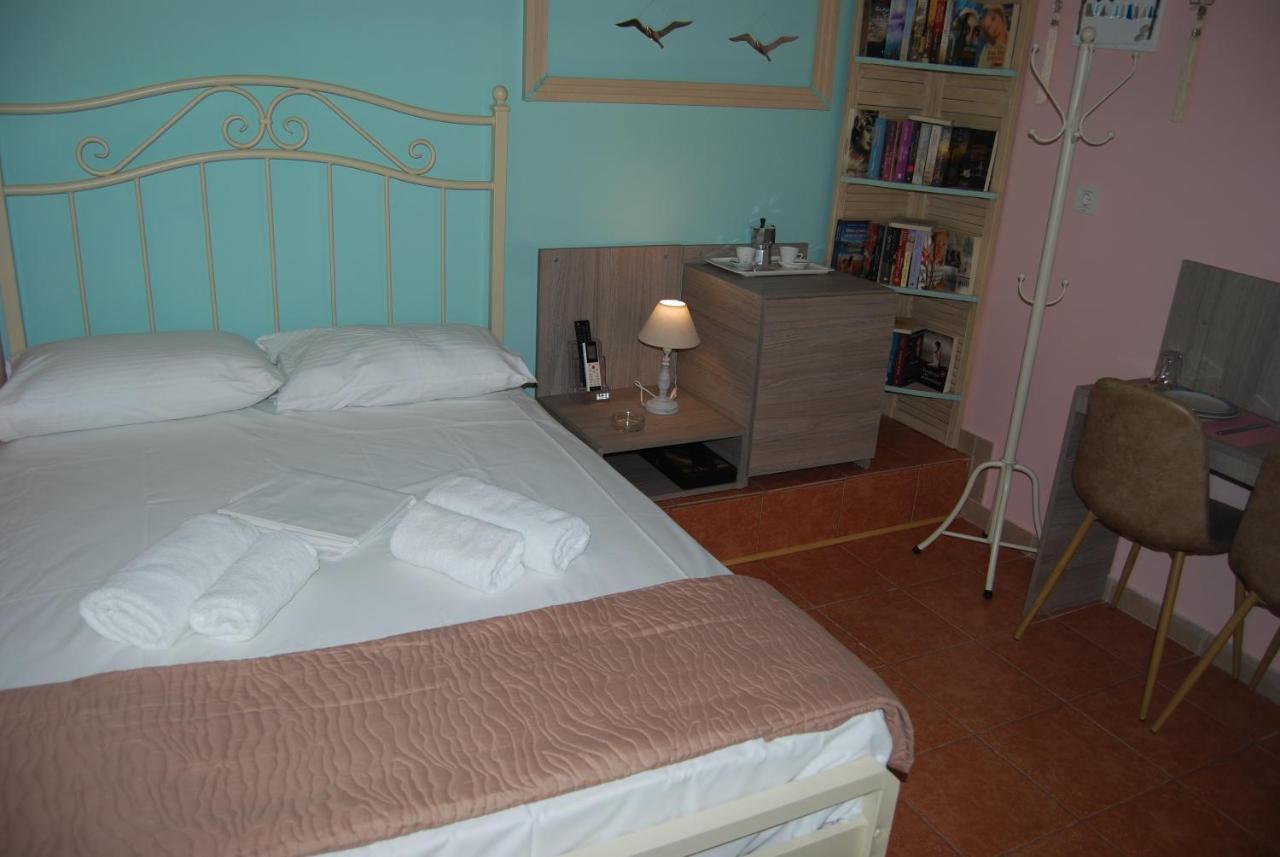 Luxury Traditional Room The Small Bookstore Kastro-Kyllini Exteriér fotografie